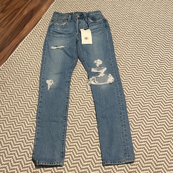 NWT. Levi’s Distressed High Rise Skinny Jean - Picture 2 of 4